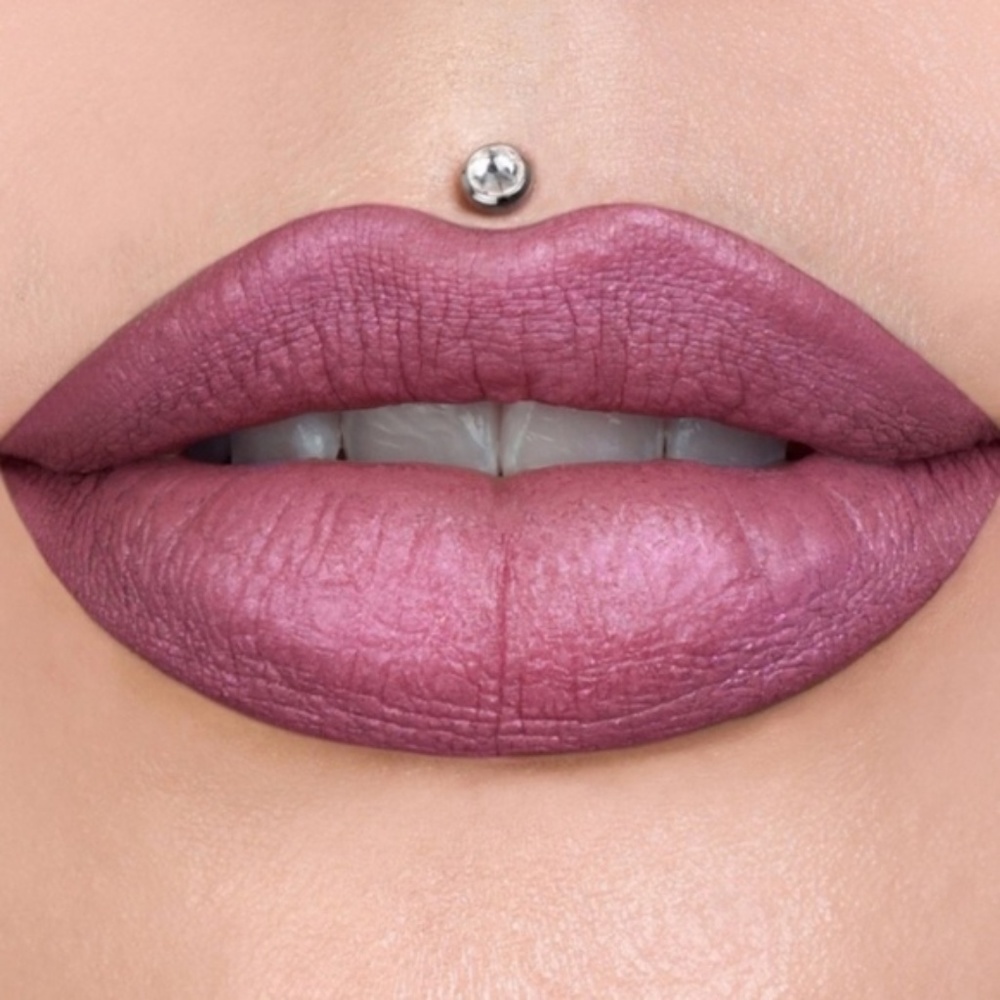 Jeffree Star Lipstick in Scandal
